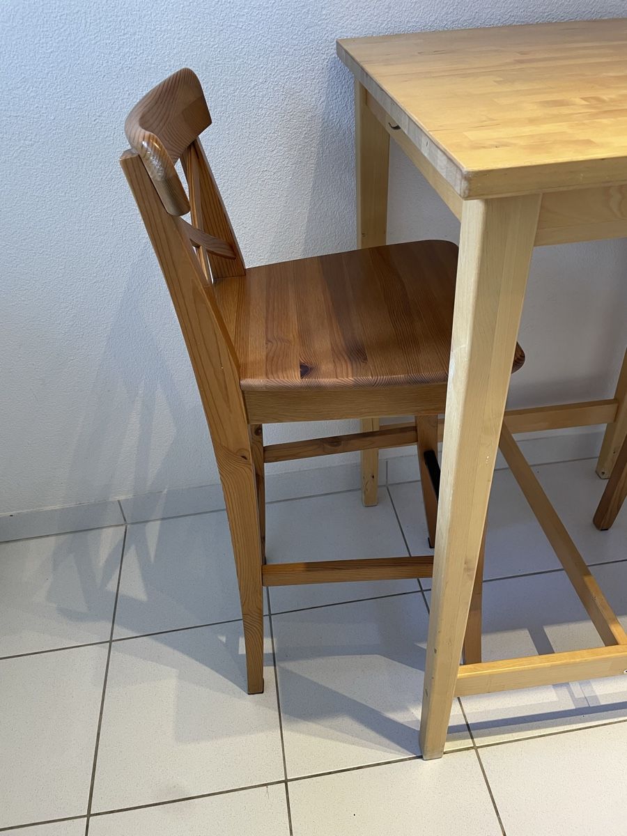 Ikea Set di tavolo e panche: Stehtisch mit 2 Barhocker IKEA – Usato da Zollikerberg venduto da ale_njx2 2