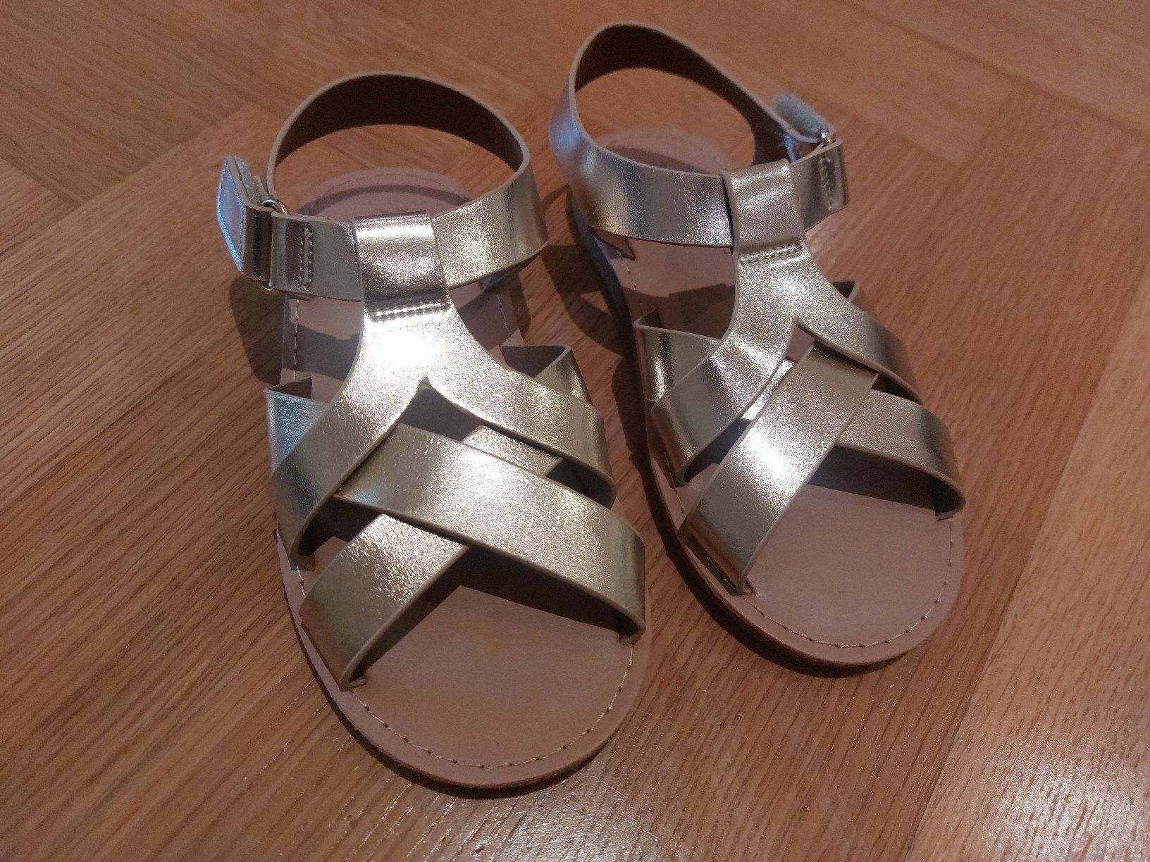 Zara Scarpe per ragazze: Zara Kids Gold Sandals - size 27 – Nuovo (secondo la descrizione) da Zürich venduto da Lolaad
