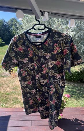 T-shirt YVES motif floral bleu taille M