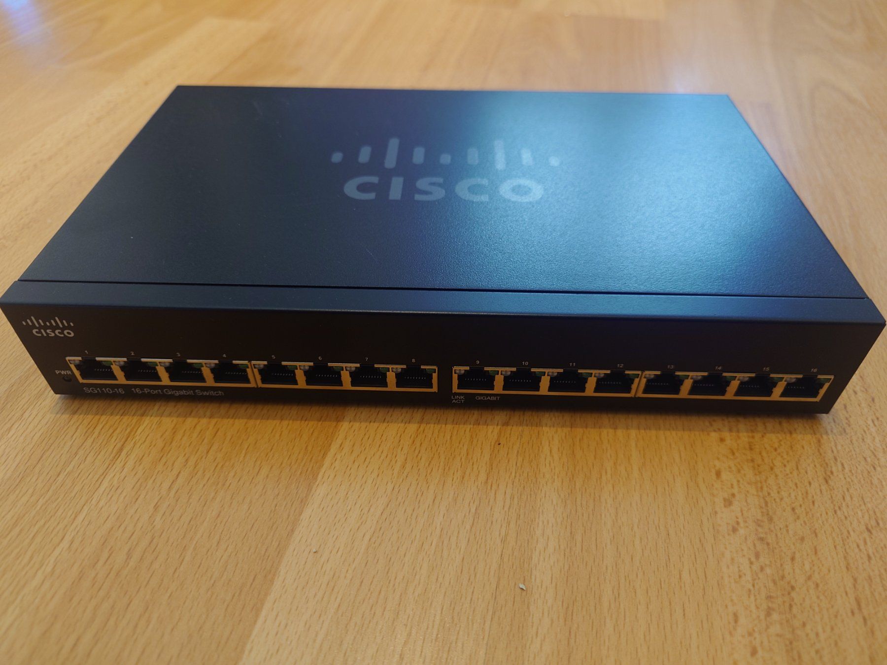 Cisco Hubs & Switches: Cisco Gigabit Switch SG110-16 – D'occasion à Bäretswil par NightFreakZ 1