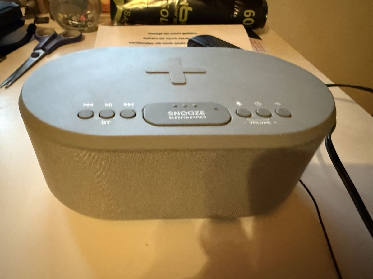 Wecker: Radio-Wecker mit Bluetooth Snooze Sleep Dimmer grau – Gebraucht aus Duggingen von Enasus 1