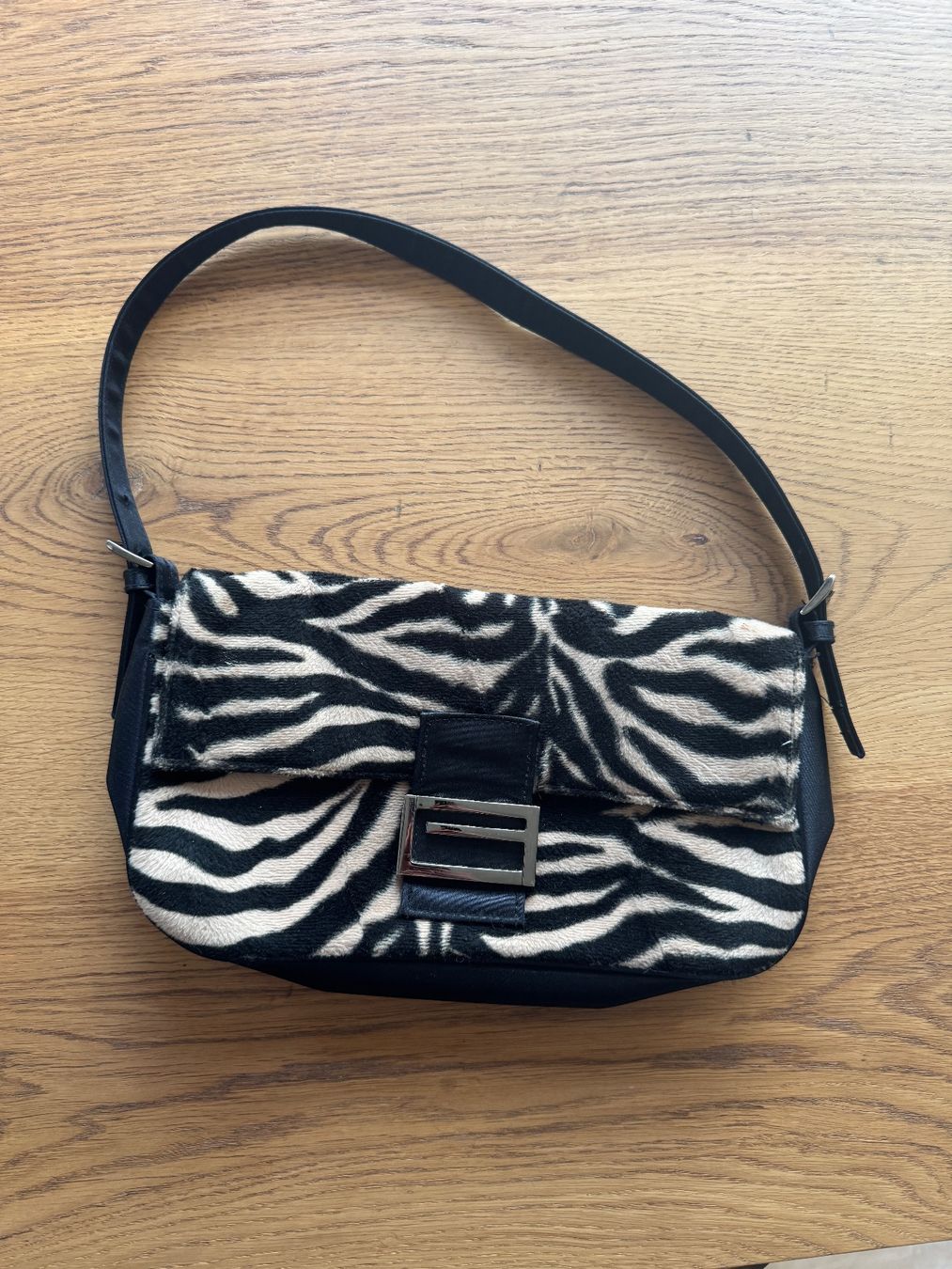 Taschen für Damen: Handtasche Zebra/Tieger muster – Gebraucht aus Wald ZH von _seraina