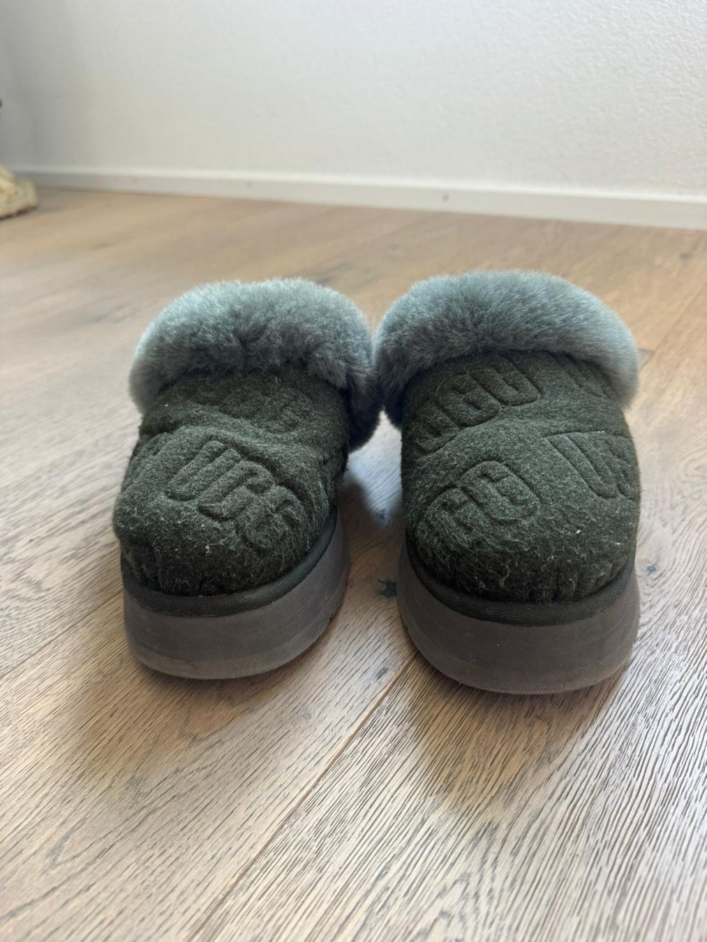 Ugg Scarpe da donna: UGG Disquette Shearling-Slipper – Usato da Saland venduto da B.W8493
