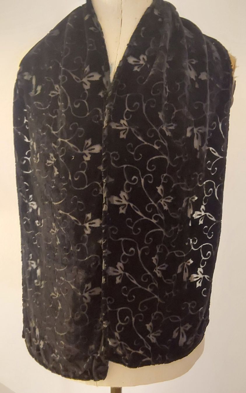 Foulard & Sciarpe: Samtschal schwarz mit Seide – Nuovo (secondo la descrizione) da Köniz venduto da scopello12 1