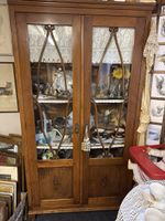 Antiker Vitrinenschrank Jugendstil massiv Holz mit Glaseinsa