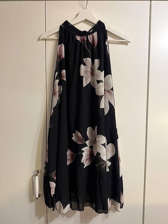 Robes: SCHWARZES BLUMENKLEID – D'occasion à Niederhelfenschwil par Mileko
