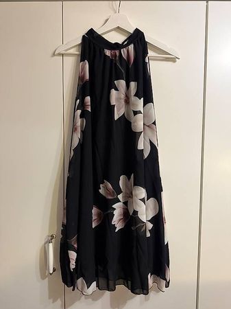SCHWARZES BLUMENKLEID