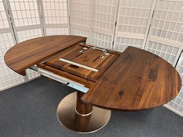 runder Auszugtisch OREL Nussbaum massiv geölt 110 / 165 cm