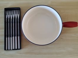 Rotes Käse Fondue Caquelon mit 6 Gabeln