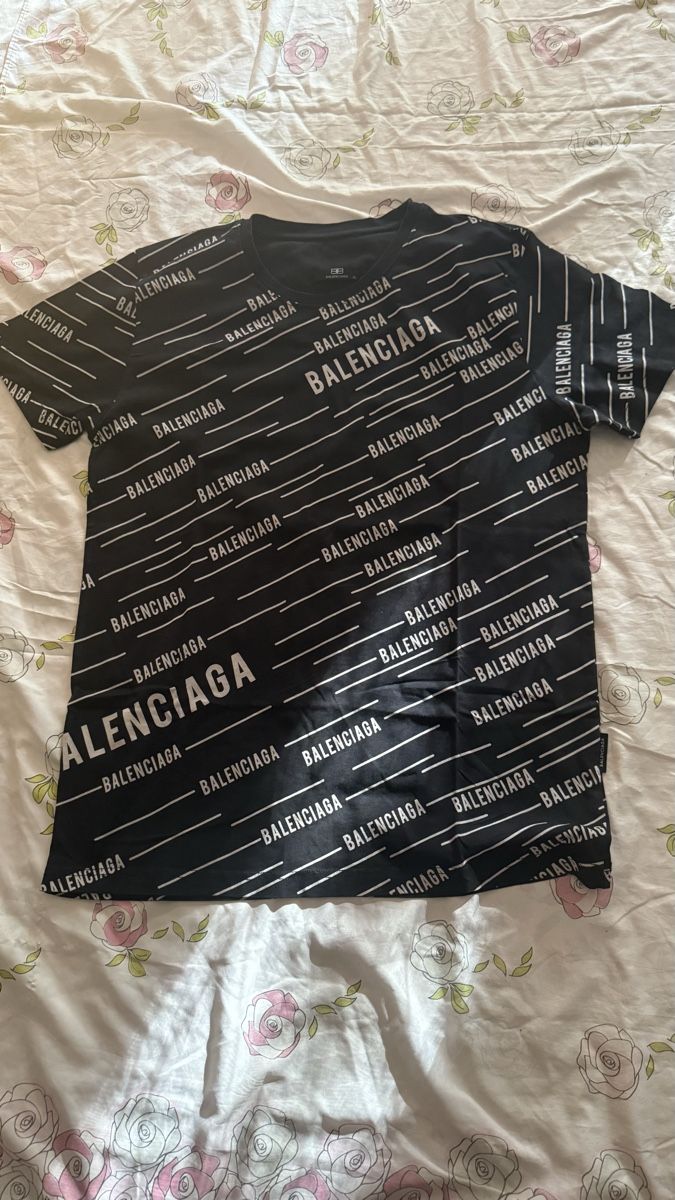 Balenciaga T-shirt: T-shirt balenciaga – Nuovo (secondo la descrizione) da Biel/Bienne venduto da glaewynnshop