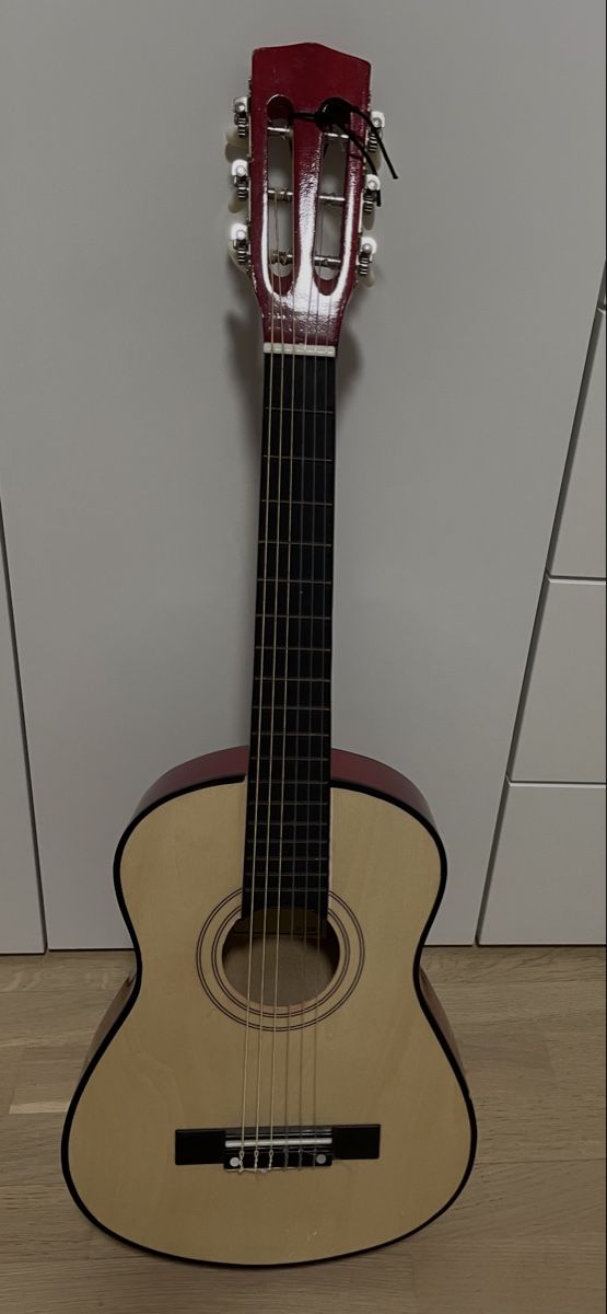 Musikinstrumente: Kindergitarre rot mit Tragegurt, – Gebraucht aus Schaffhausen von pinca19