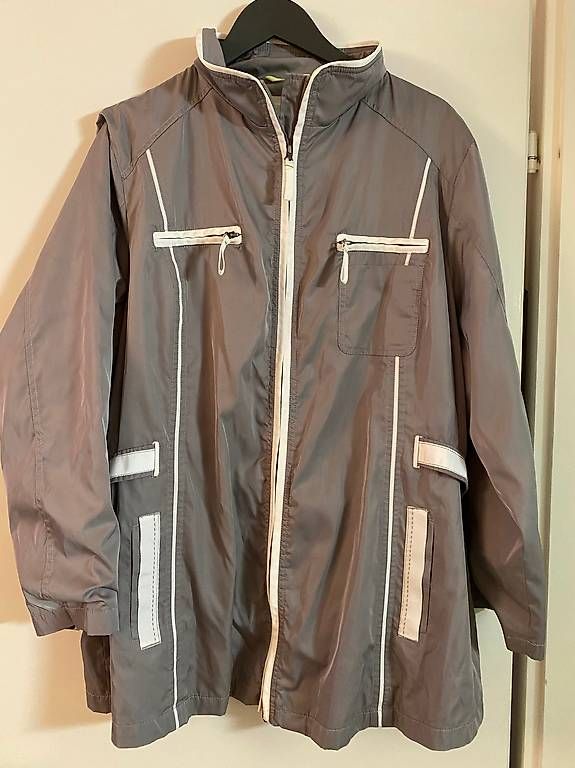 Giacche: Leichte graue Jacke Ulla Popken Grösse 50/52 – Usato da Riniken venduto da mir_5ptw