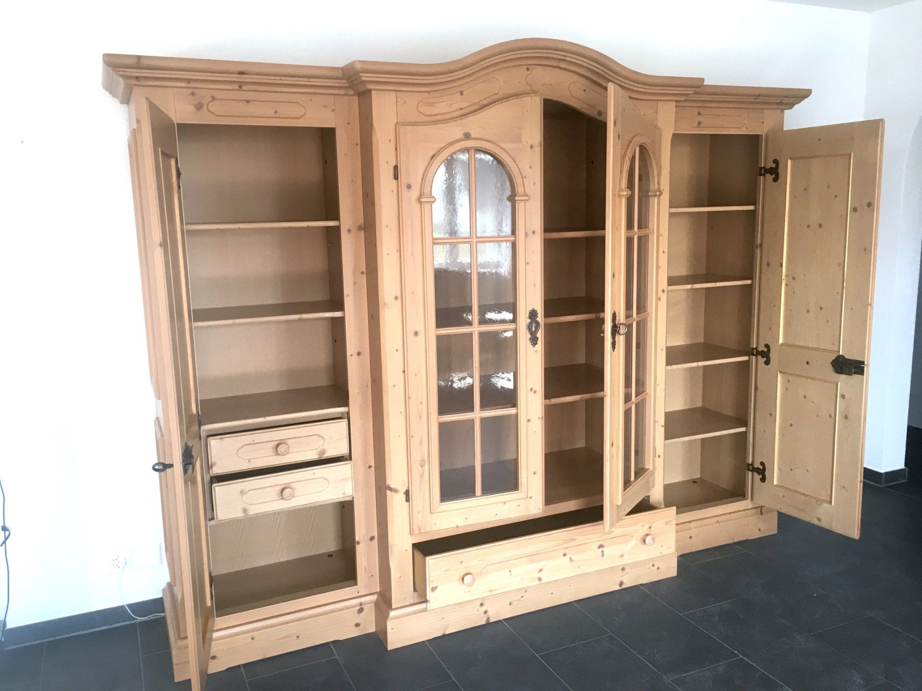 Voglauer Armadi: Wohnzimmer-Schrank mit Innenbeleuchtung - Voglauer – Usato da Rafz venduto da Flabadip 3