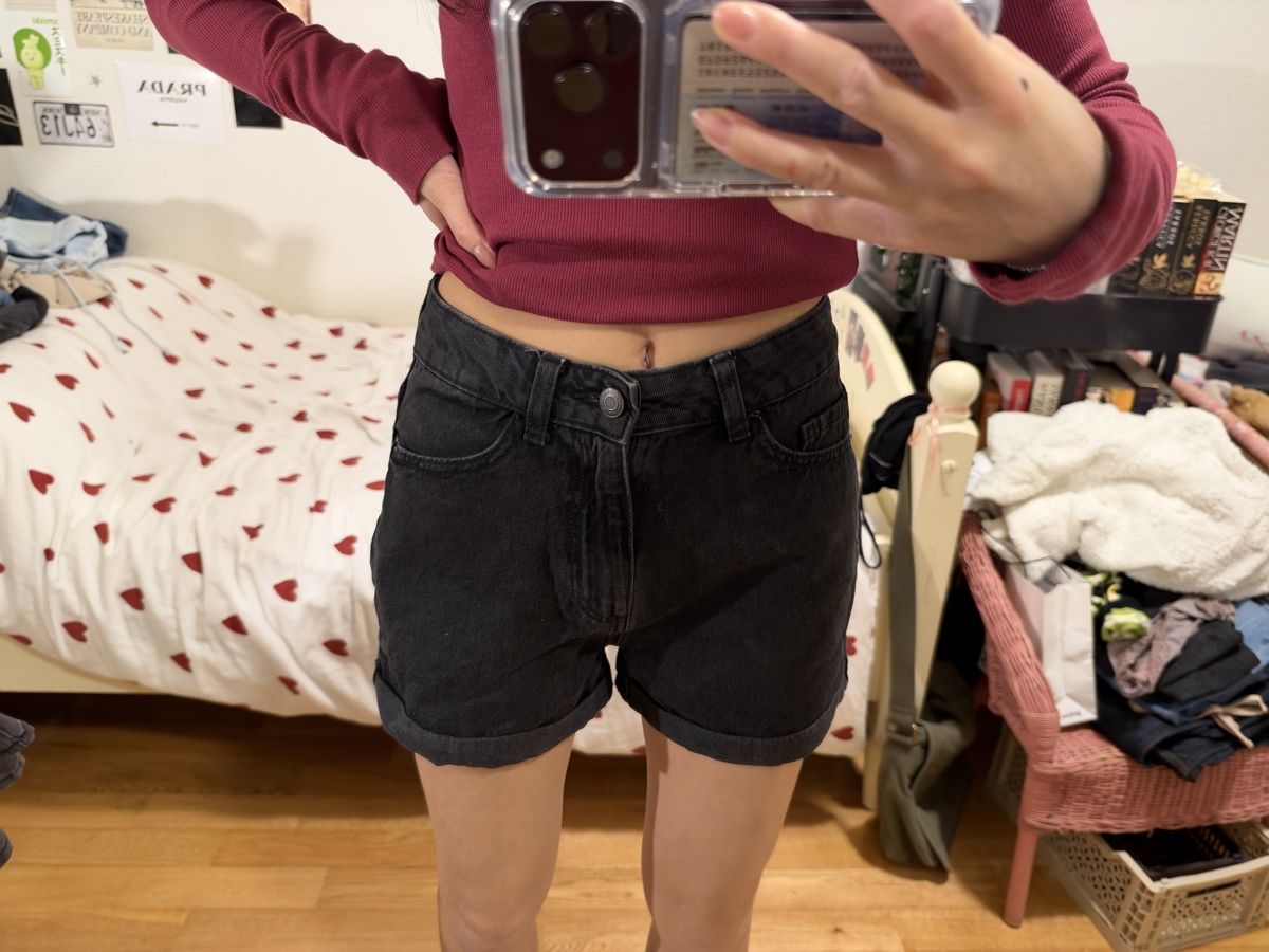 C&A Pantaloni: C&A Jeans Short schwarz – Usato da Root venduto da meower_ 2
