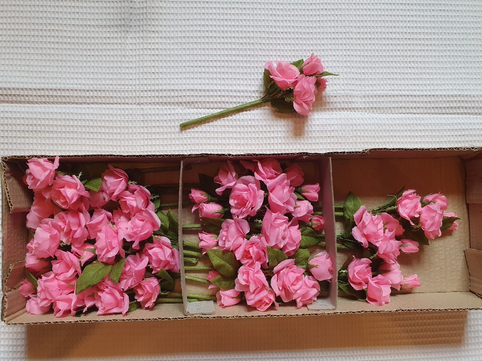 Tessuti: 19 Stoffblumen – Nuovo (secondo la descrizione) da Rafz venduto da np4