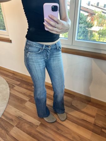 super cute y2k jeans with design on backpockets  