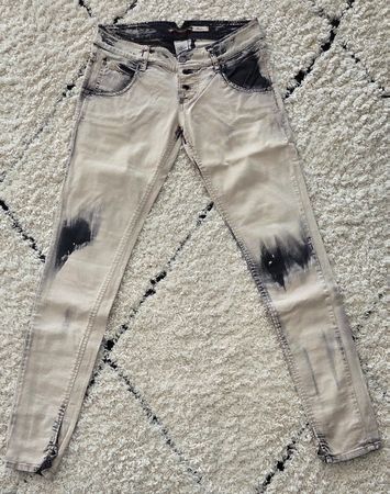 Jeanshose mit einer speziellen Waschung