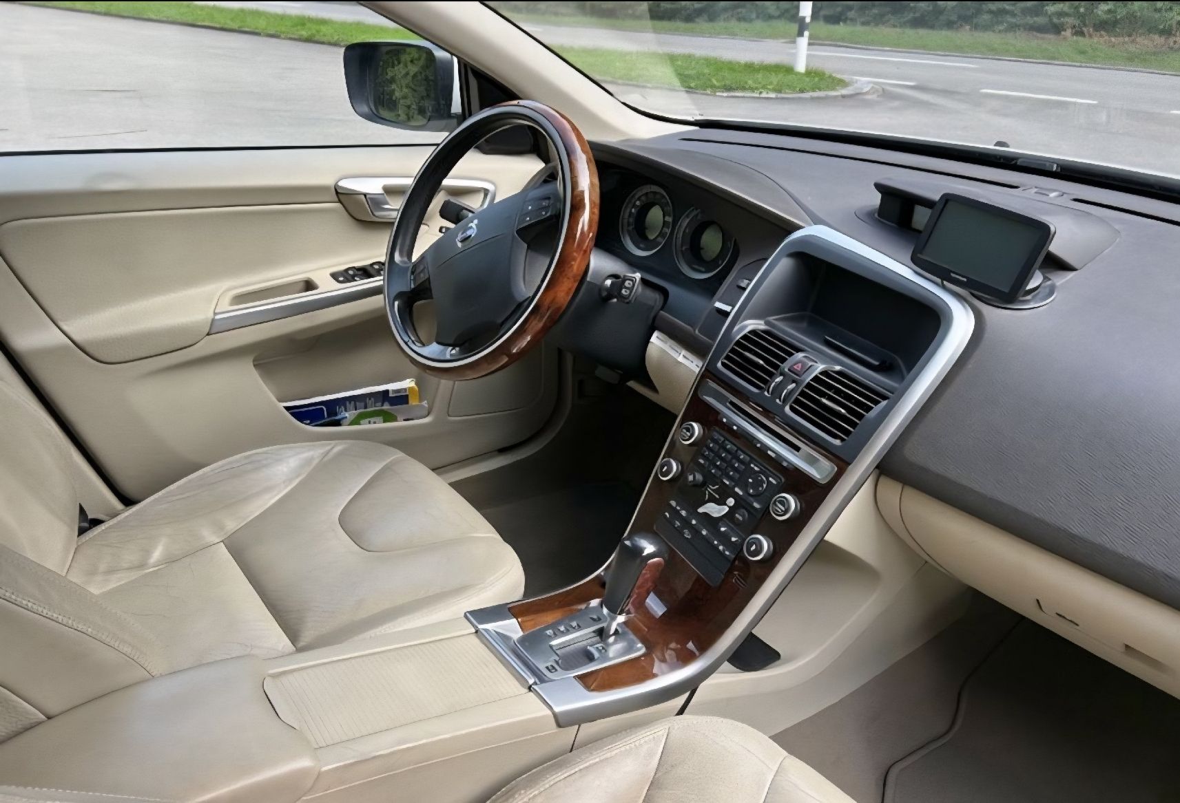Volvo Automobili: Volvo XC60, 2.4D AWD – Usato da Steinhausen venduto da MilooTan 5