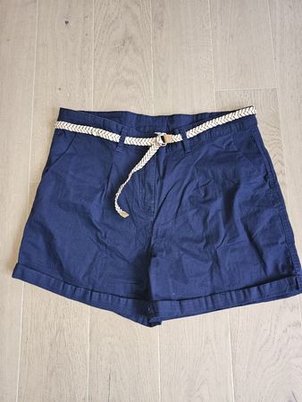 Kurze Hose dunkelblau mit Guertel Groesse M guter Zustand
