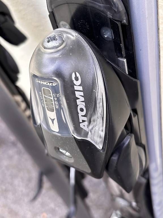 Atomic Skis: Ski et fixation atomic – Gebraucht aus Châtel-St-Denis von Vaillant1 3