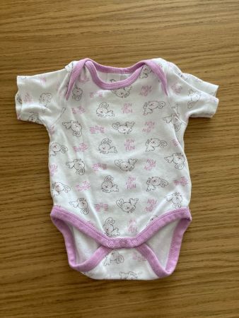 Kurzarm Body mit Hasen "Baby Club"