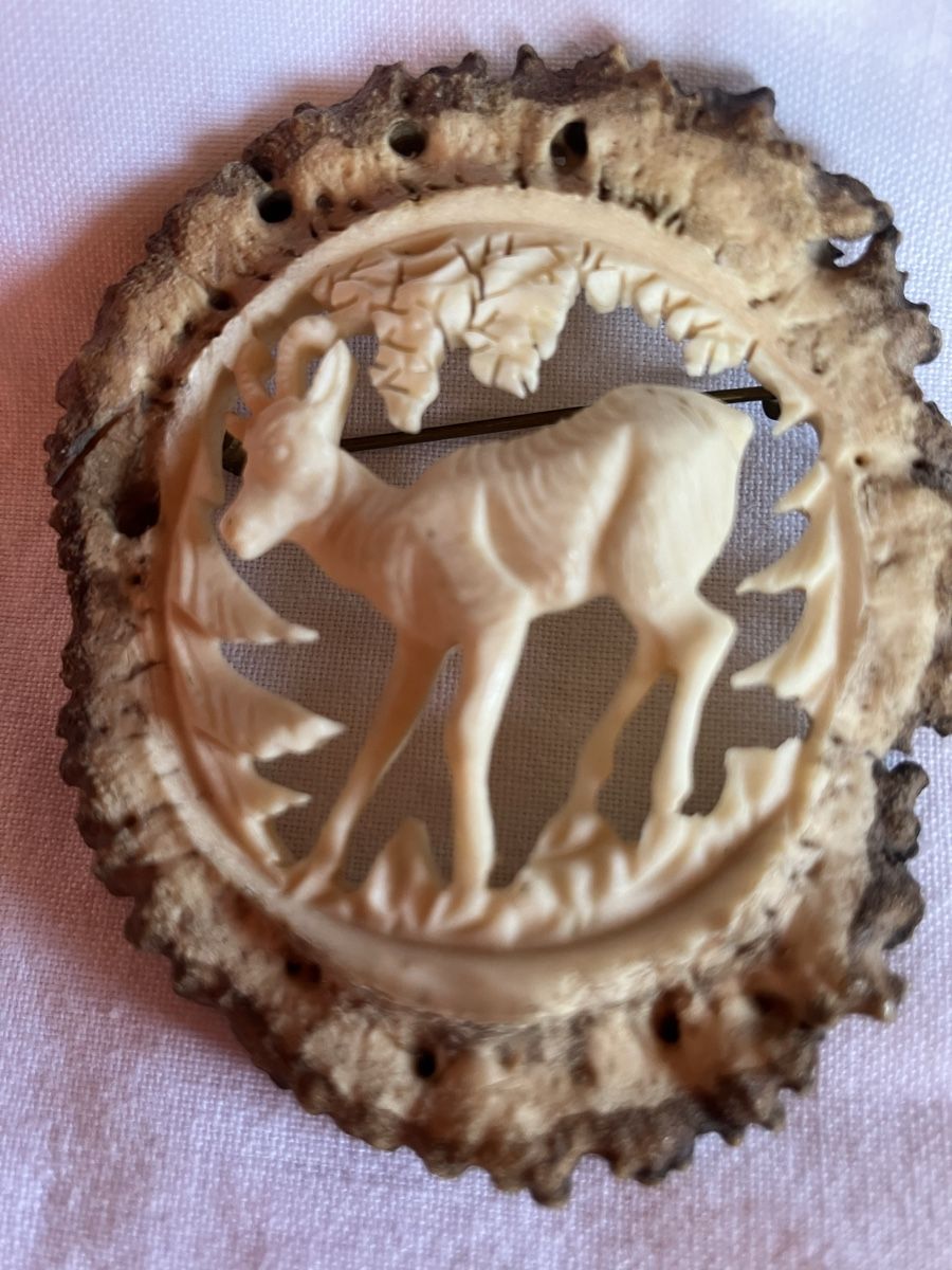 Broches & Aiguilles: Brosche handgeschnitzt aus Geweih – D'occasion à Bassersdorf par groovygremlin 1