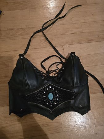 Cooles Leder Top mit Stein, ideal für den Sommer!