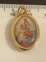 Pendentif ovale plaqué or avec image. religieuse