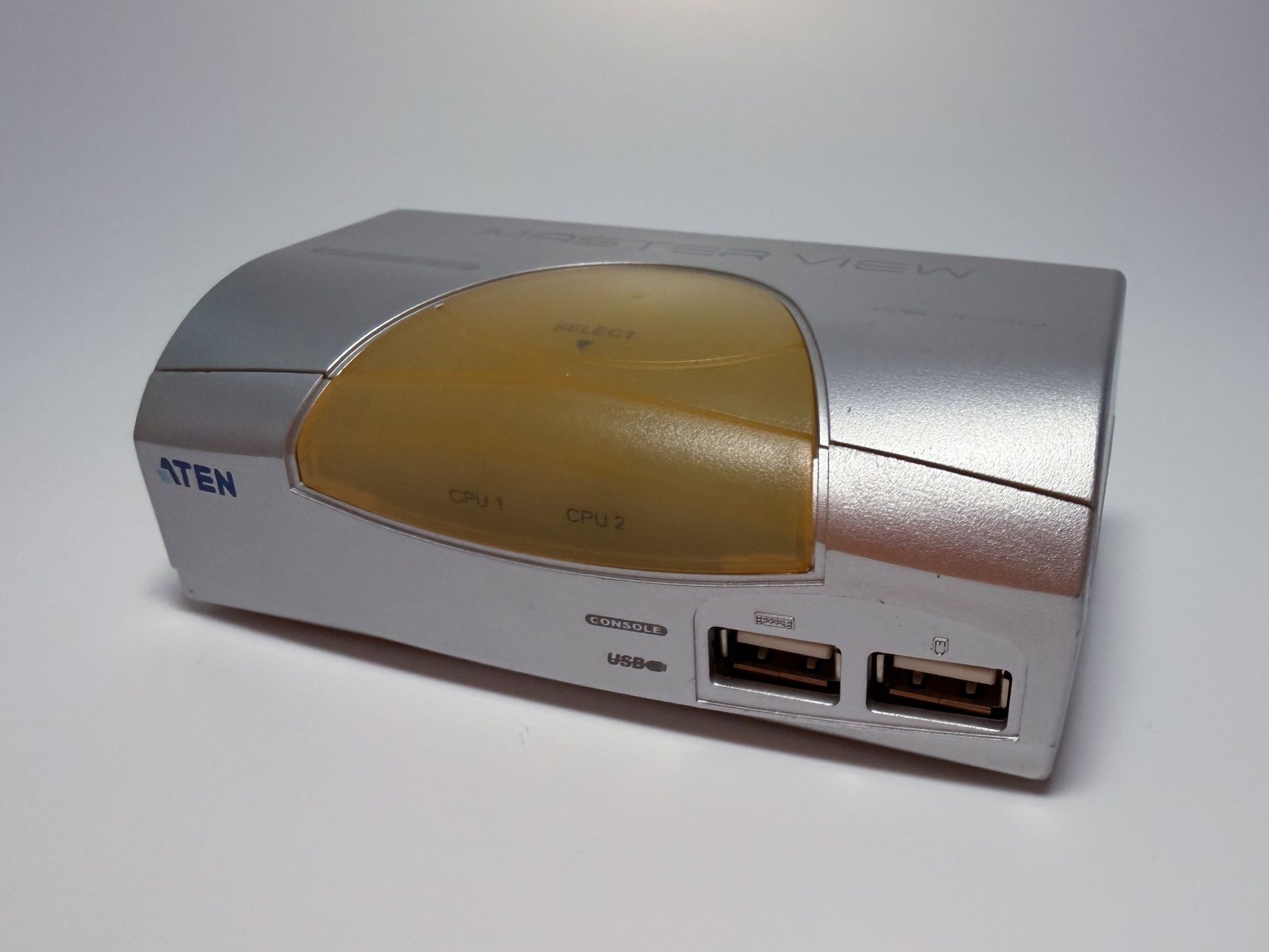 Hub & Switch: ATEN Master View KVM Switch CS-102U – Usato da Port venduto da Ubuy