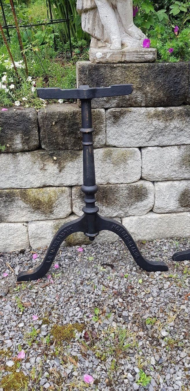 Altri mobili d'antiquariato: Gussfüsse Beizentisch Horgen Glarus – Usato da Uesslingen venduto da 1Atelier 5