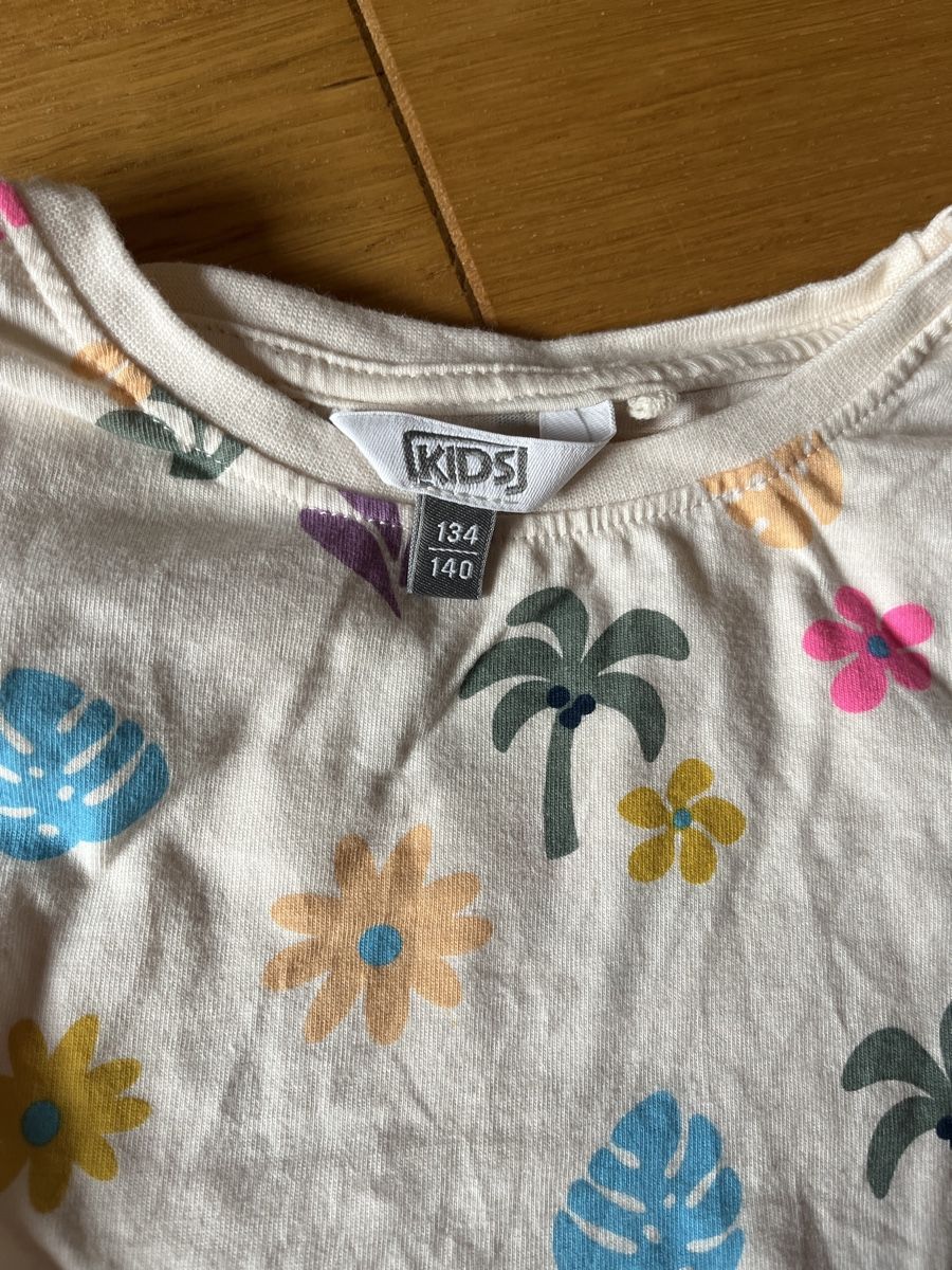 Camicette, T-shirt & Top: 2 neue T-Shirt – Usato da Balmberg venduto da Berglihof 2