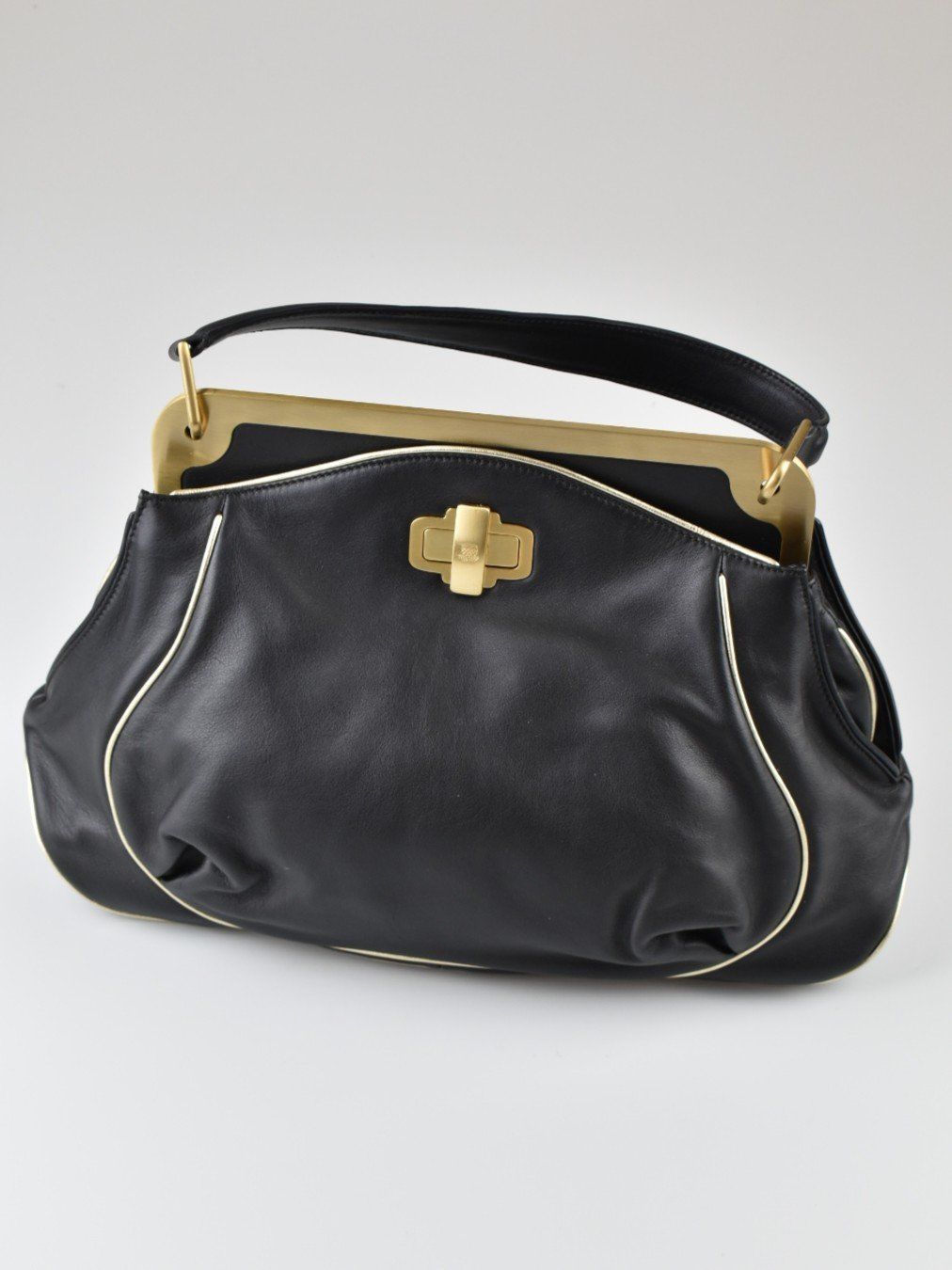 Navyboot Taschen für Damen: Navyboot Ledertasche, schwarz mit gold – Gebraucht aus Nürensdorf von 2ND_STORY