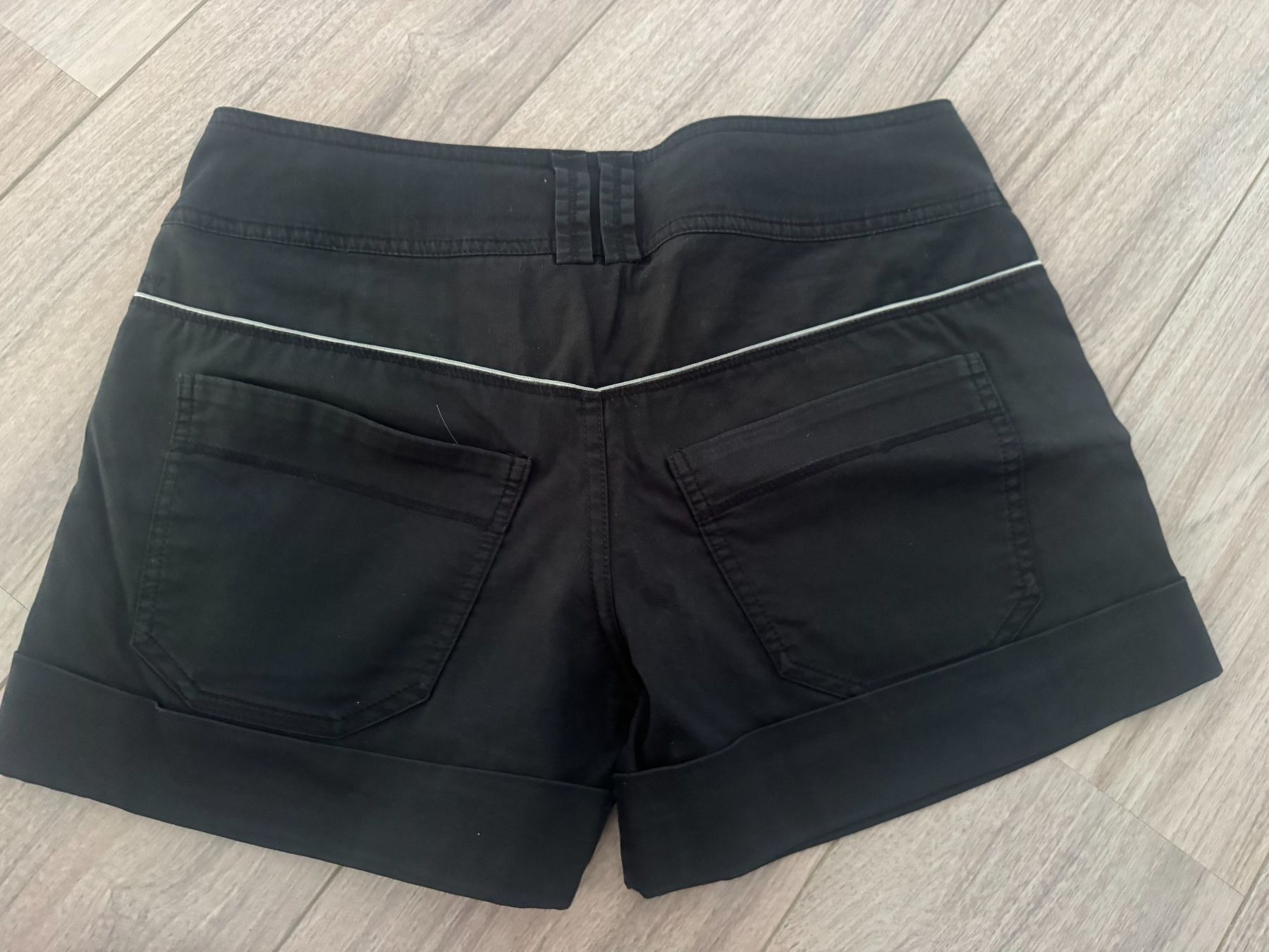 Nike Pantaloni: NIKE Damen Shorts schwarz Gr. 34 – Usato da Bonstetten venduto da VCLS 1