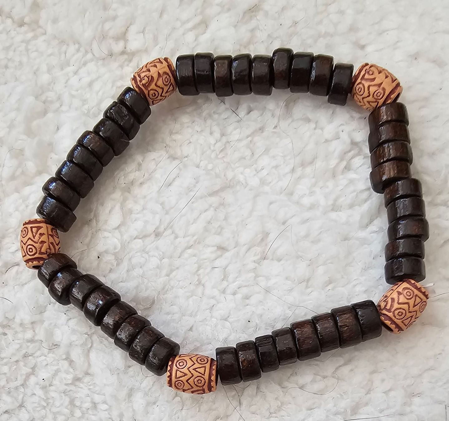 Armbänder & -reifen: Armband Holz dunkel mit gemusterten Perlen  – Neu (gemäss Beschreibung) aus Grosshöchstetten von Chaotik-Reptil