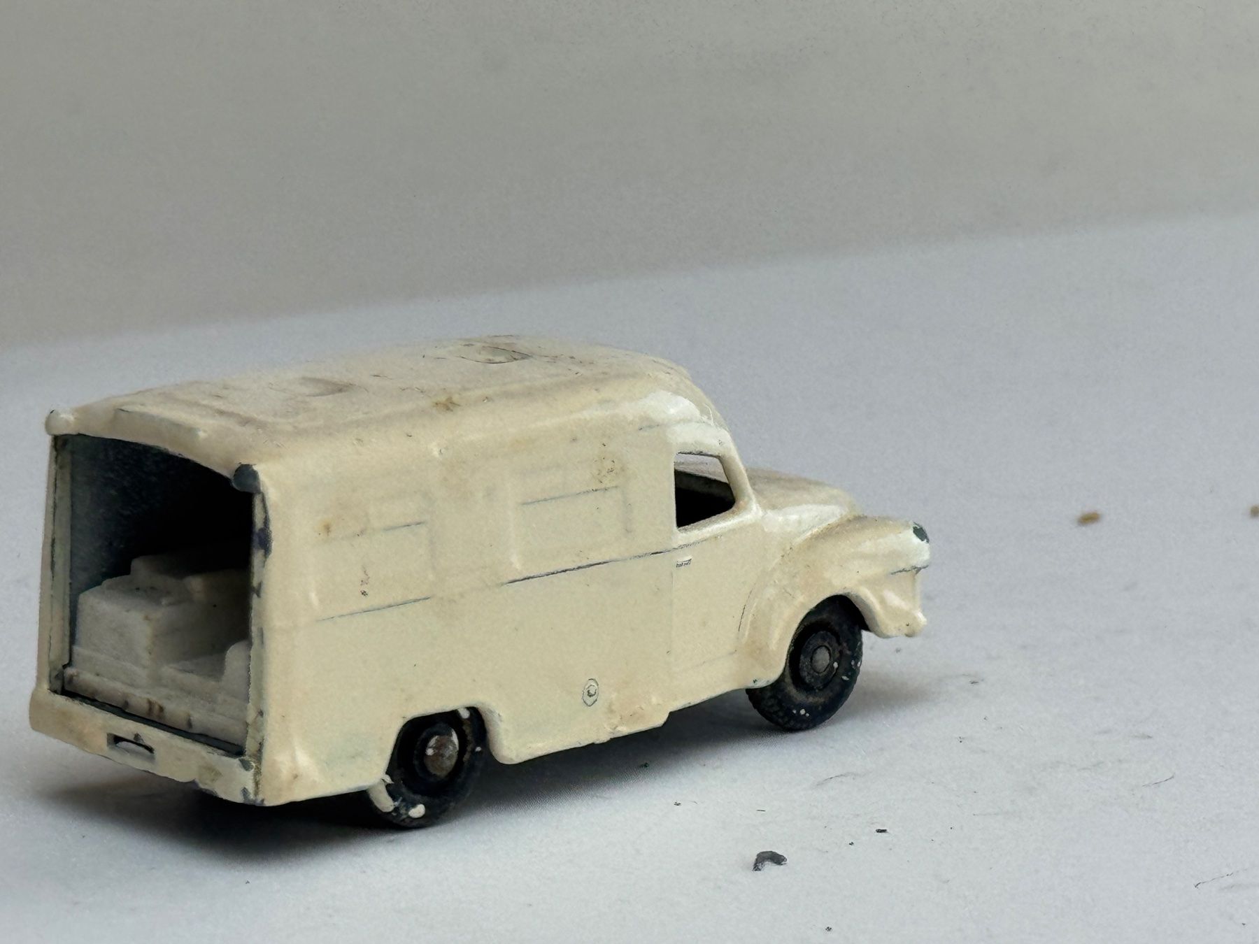 Lesney Modellini d'auto: GB5- Lesney No 14 Lomas Ambulance creme – Usato da Elm venduto da Wikmtz 1