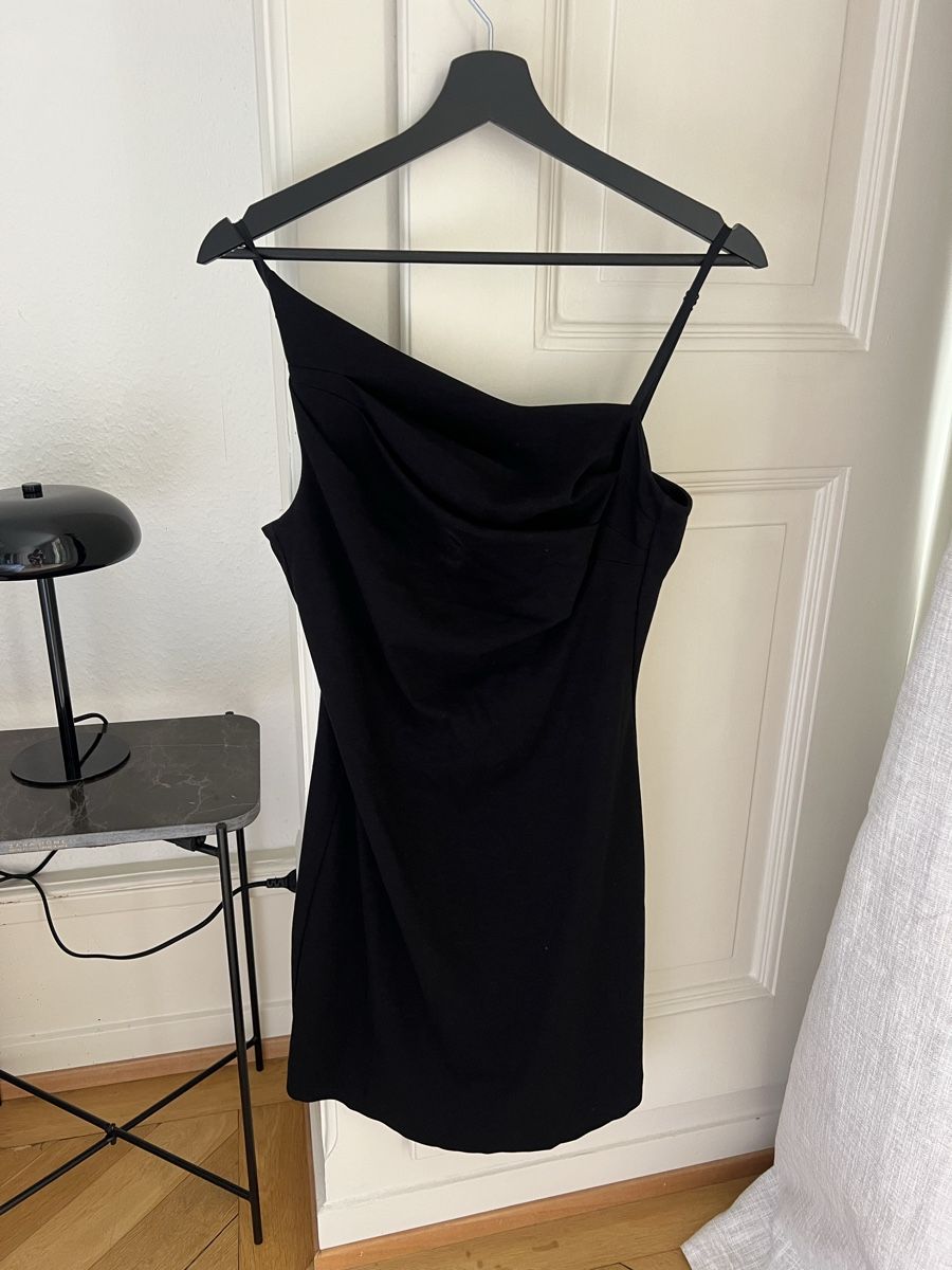 Cos Vestiti: Robe COS noire – Nuovo (secondo la descrizione) da Genève venduto da MinimalistDressing