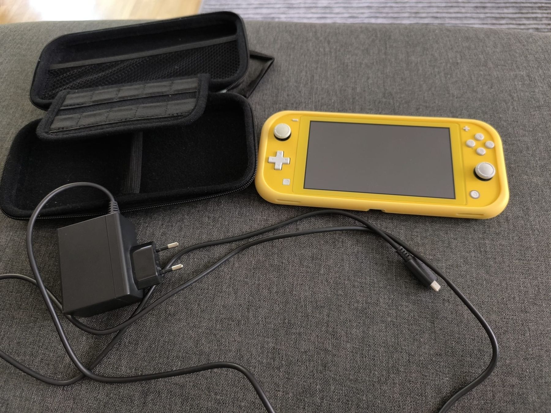 Nintendo Console: Console Nintendo Switch Lite jaune avec etui et chargeur – Usato da Lausanne venduto da Sturz_88 2