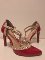 Pumps rot mit Nieten und Riemen