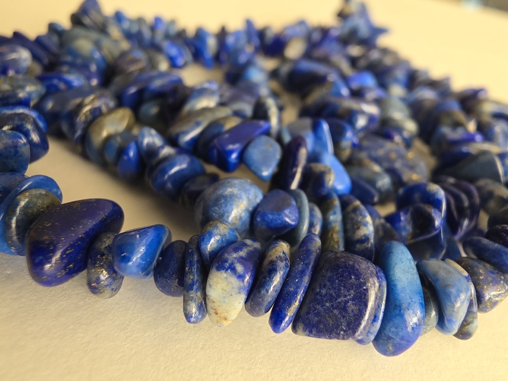 Minéraux & Lithothérapie: Lapislazuli Splitter ca.4-12mm. Strang ca.80cm. – Neuf avec emballage d'origine à Menziken par Mirager