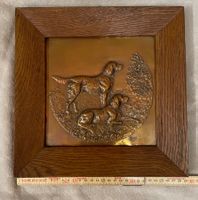 Altes Wandbild mit zwei Hunden, Kupferrelief, gerahmt.