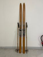 Ski (D 16), alte Holzski mit Stöcken