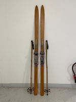Ski, alte Holzski mit Stöcken (D 16)