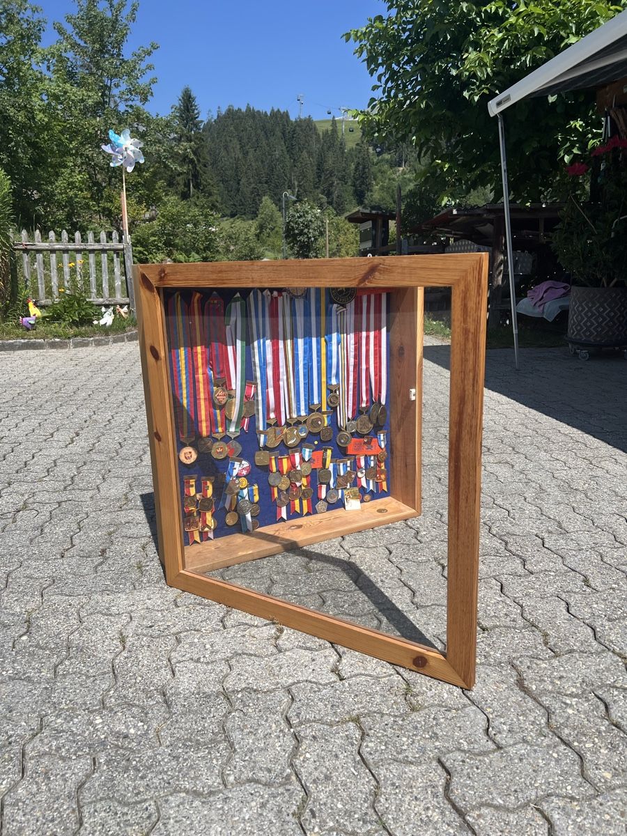 Vitrinen: Medaillenkasten aus robustem Holz – Gebraucht aus Flims Dorf von zen_765b