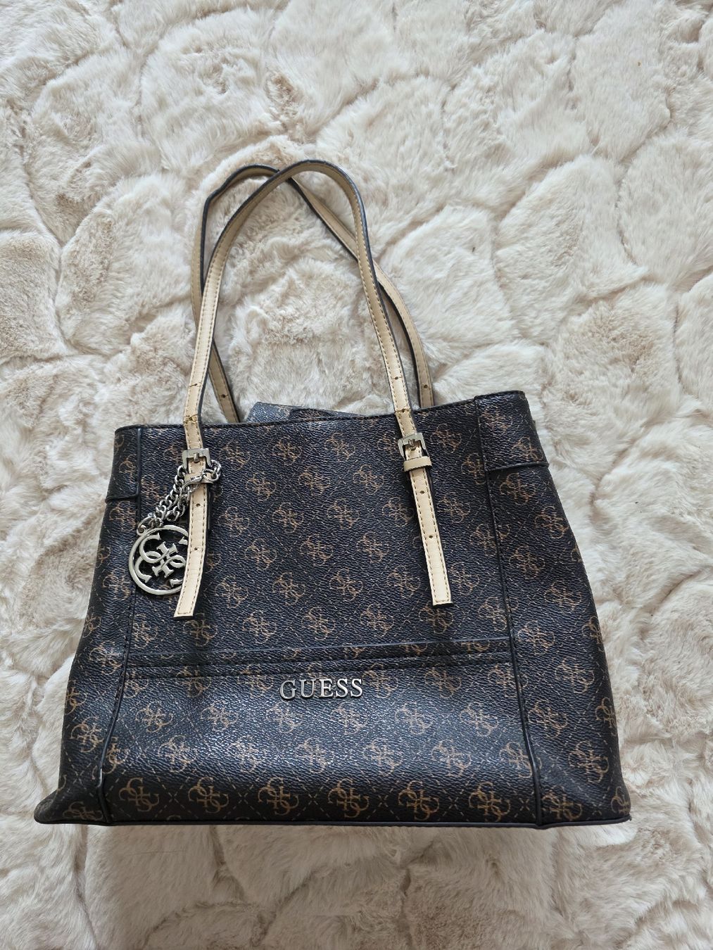 Guess Taschen für Damen: Guess Handtasche braun mit Logo Muster – Gebraucht aus Eggenwil von Schramy