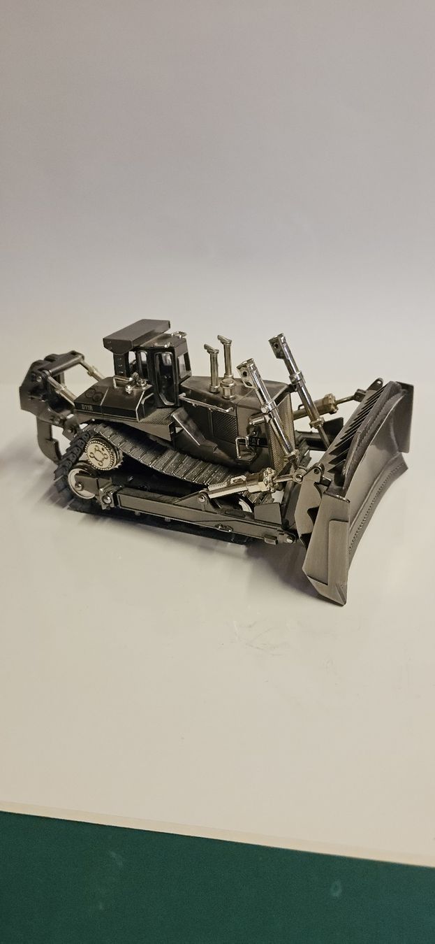 Caterpillar Modellbausätze & Standmodelle: Sondermodell Caterpillar Cat D11R Bulldozer – Neu (gemäss Beschreibung) aus Nürensdorf von salibeer