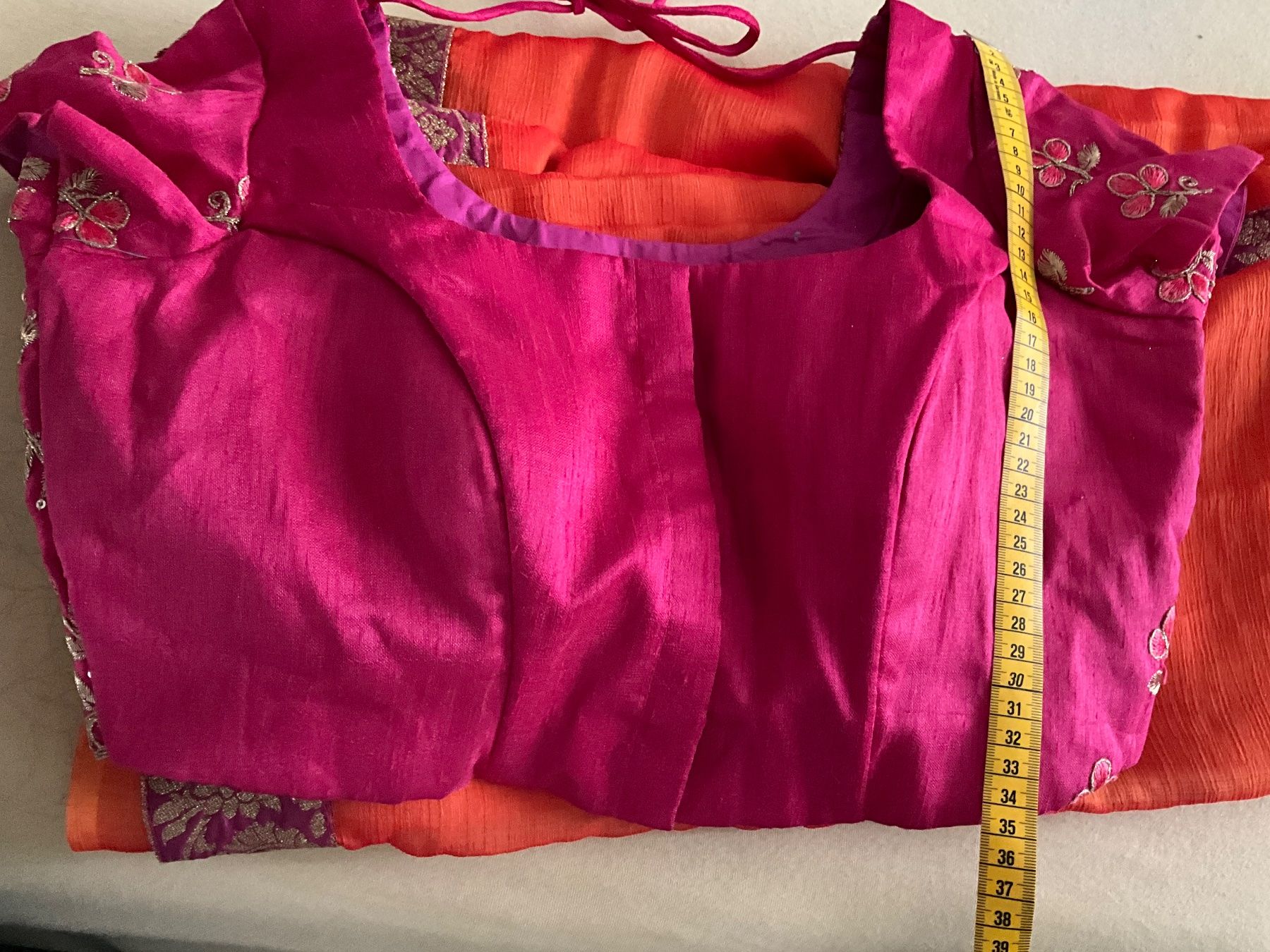 Vestiti: Wunderschönes Sari-Set in Orange-pink mit Goldmuster – Nuovo (secondo la descrizione) da Bösingen venduto da ash_jnn8 3