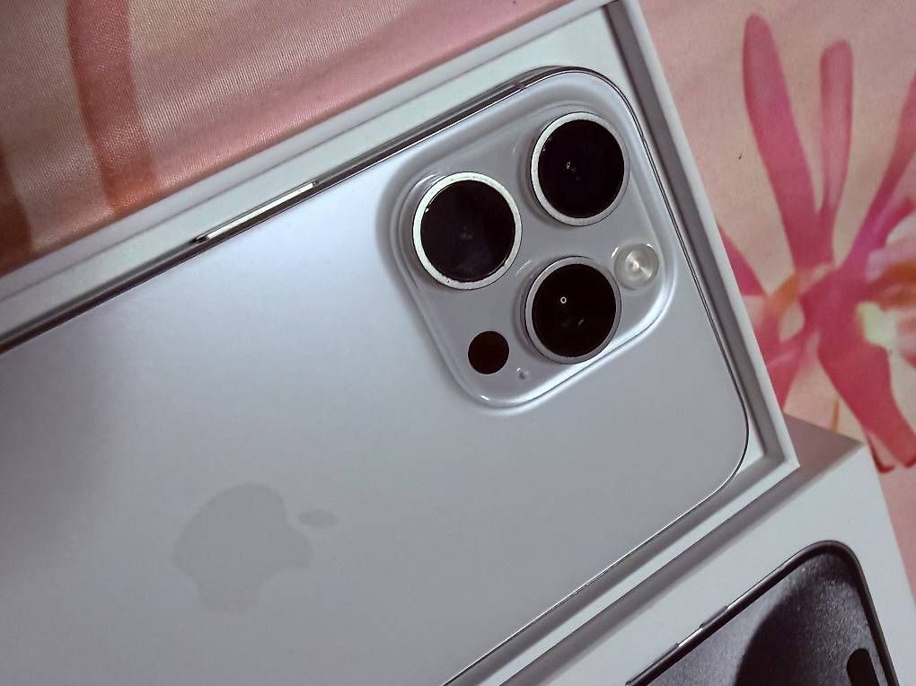Portables: Iphone 15 Pro Max  – D'occasion à Wil SG par Annaleiin1420 3