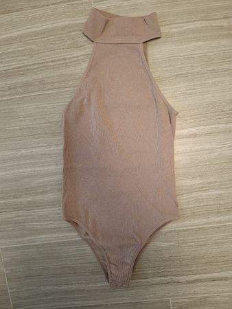 body beige avec col roulé