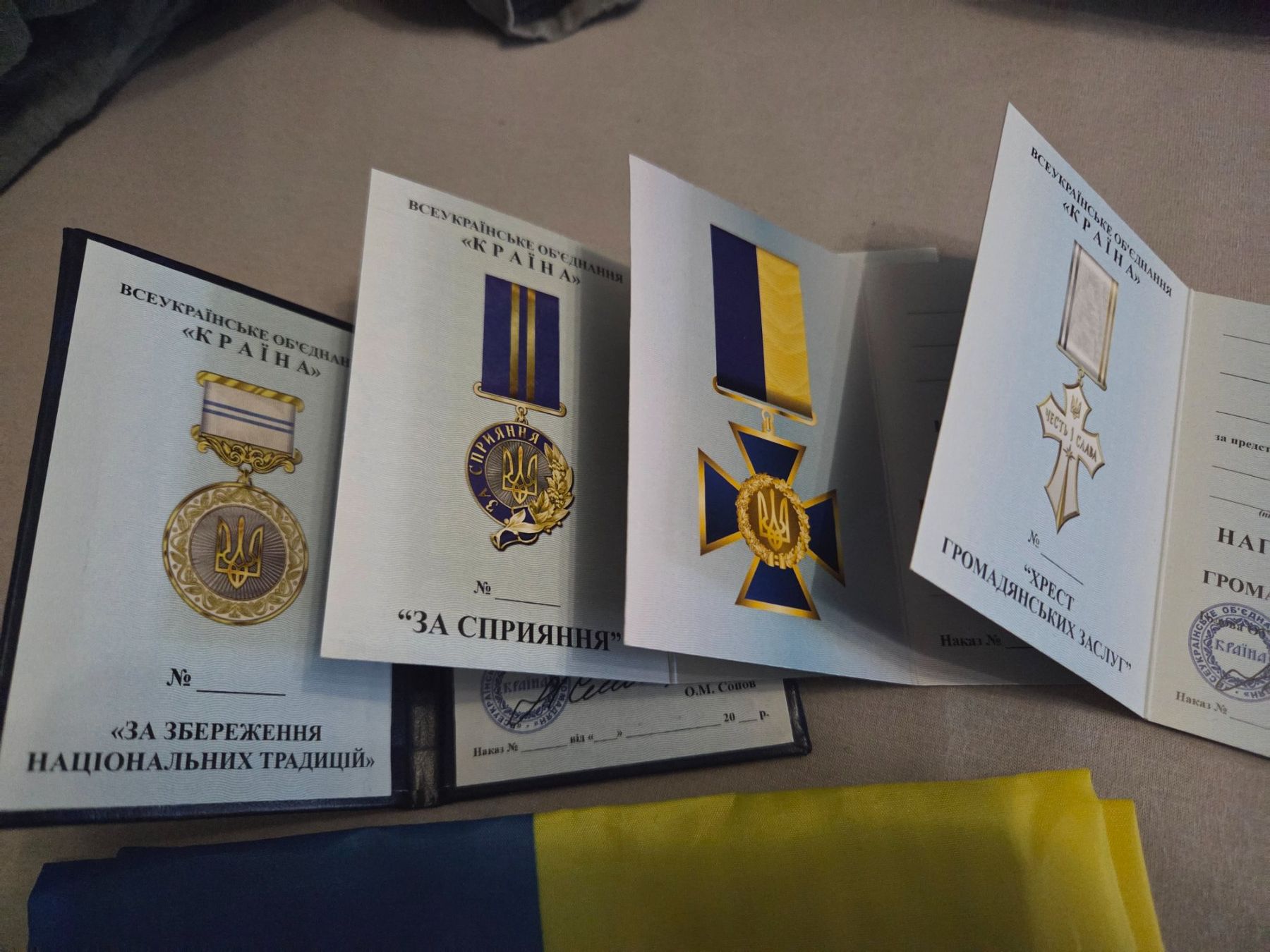 Medaglie: RARE 4 médailles un drapeau  et 3 patchs Ukraine collection – Nuovo (secondo la descrizione) da Onex venduto da GarageCollector 3