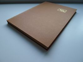 ein Album mit Briefmarken von Peru